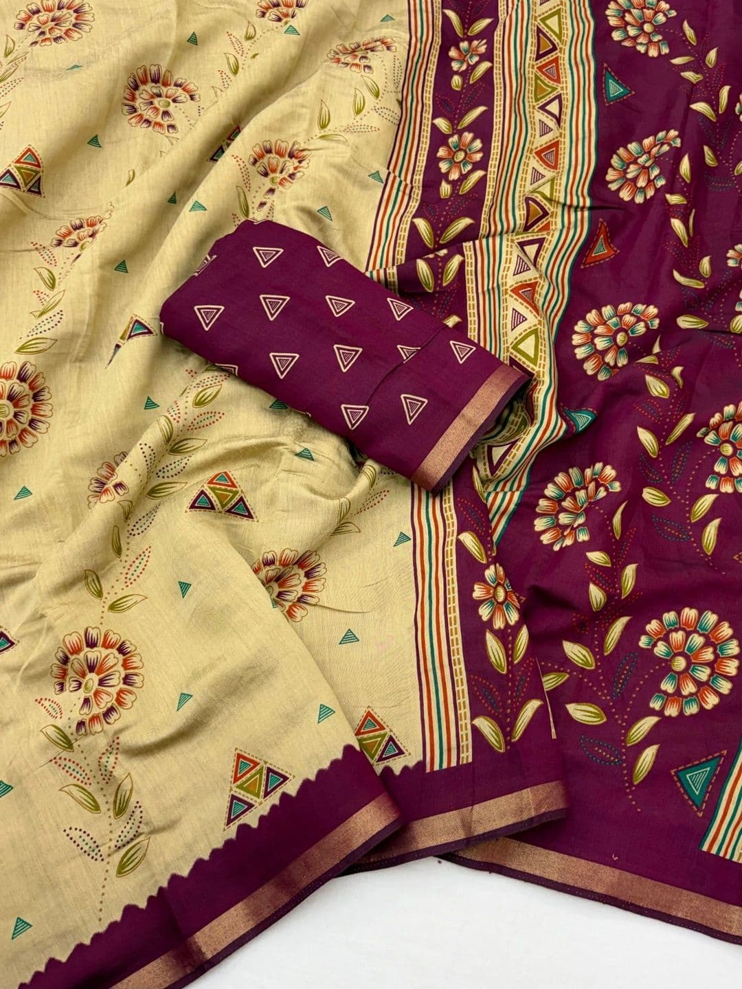 NARIVESH TRENDS Floral Saree thumbnail 3
