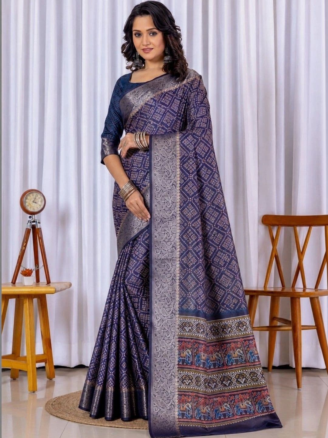 Sampada india Floral Zari Silk Blend Saree thumbnail 3