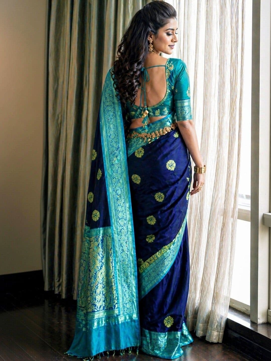 PAZVADI Women Woven Design Zari Silk Blend Designer Kanjeevaram Saree thumbnail 3