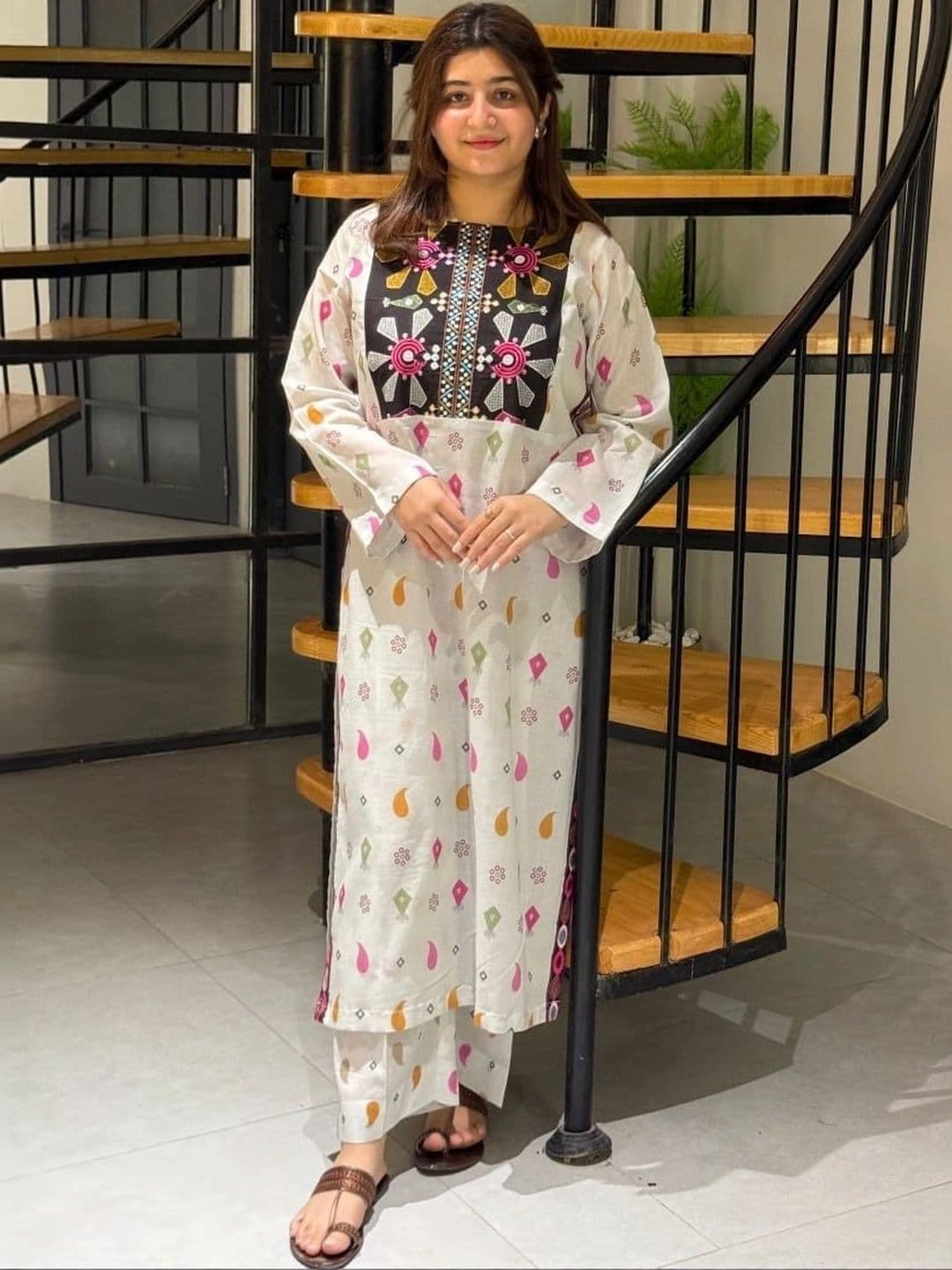 SHRI MAYA BOUTIQUE Women Ethnic Motifs Printed Regular Pure Cotton Kurta with Trousers thumbnail 4