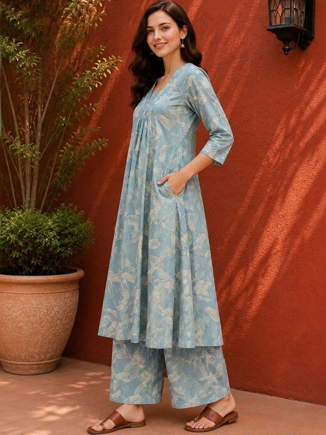 EVANORA Women Floral Printed Pleated Kurta with Palazzos thumbnail 5