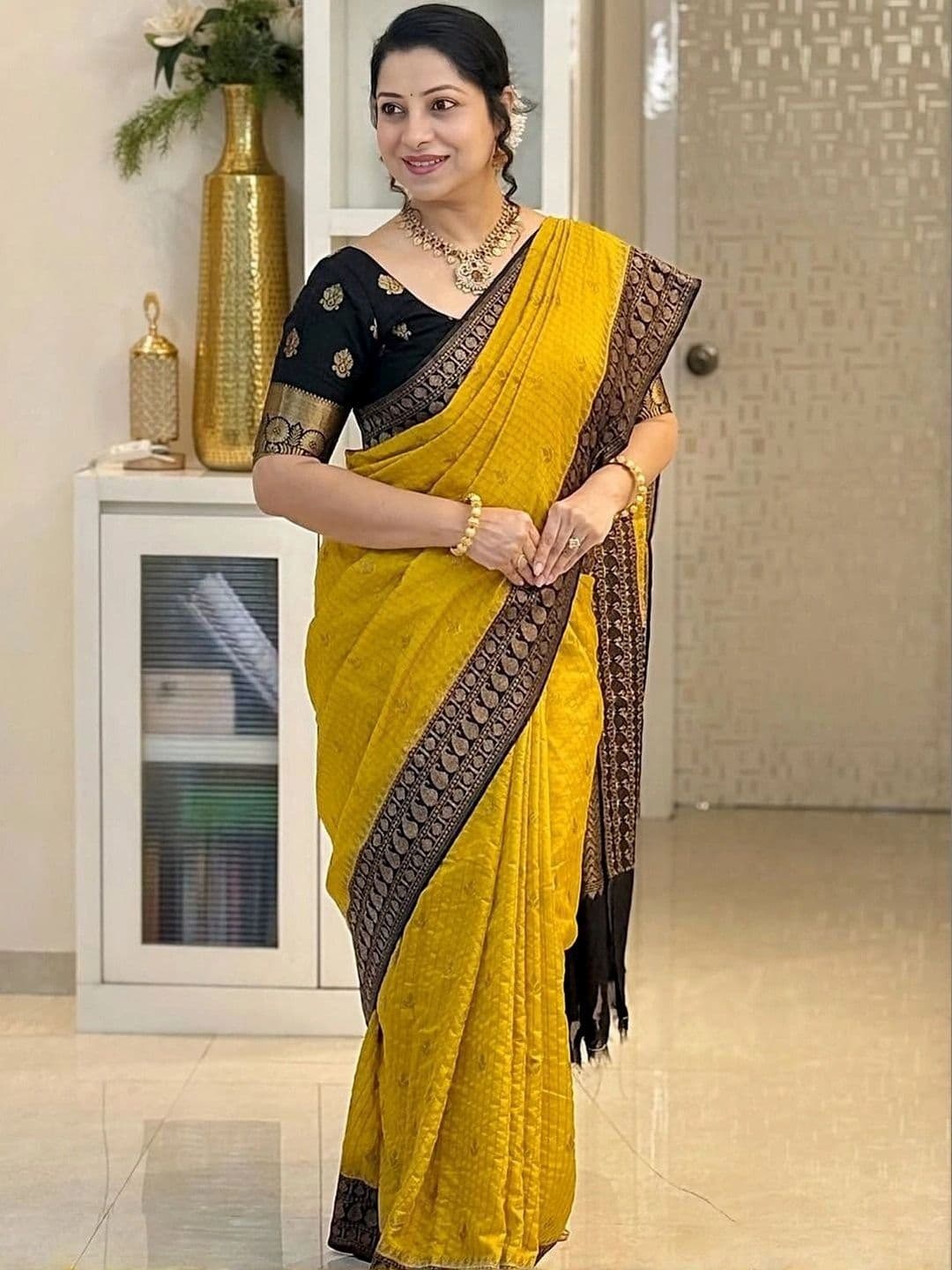 PAZVADI Women Woven Design Zari Silk Blend Designer Kanjeevaram Saree thumbnail 4