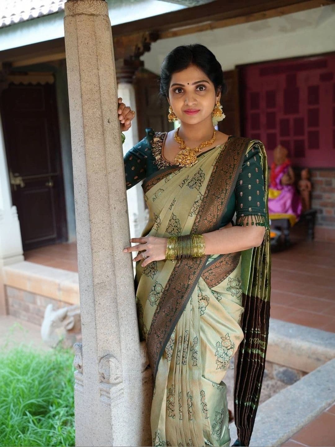 PAZVADI Woven Design Zari Silk Blend Designer Kanjeevaram Saree thumbnail 5