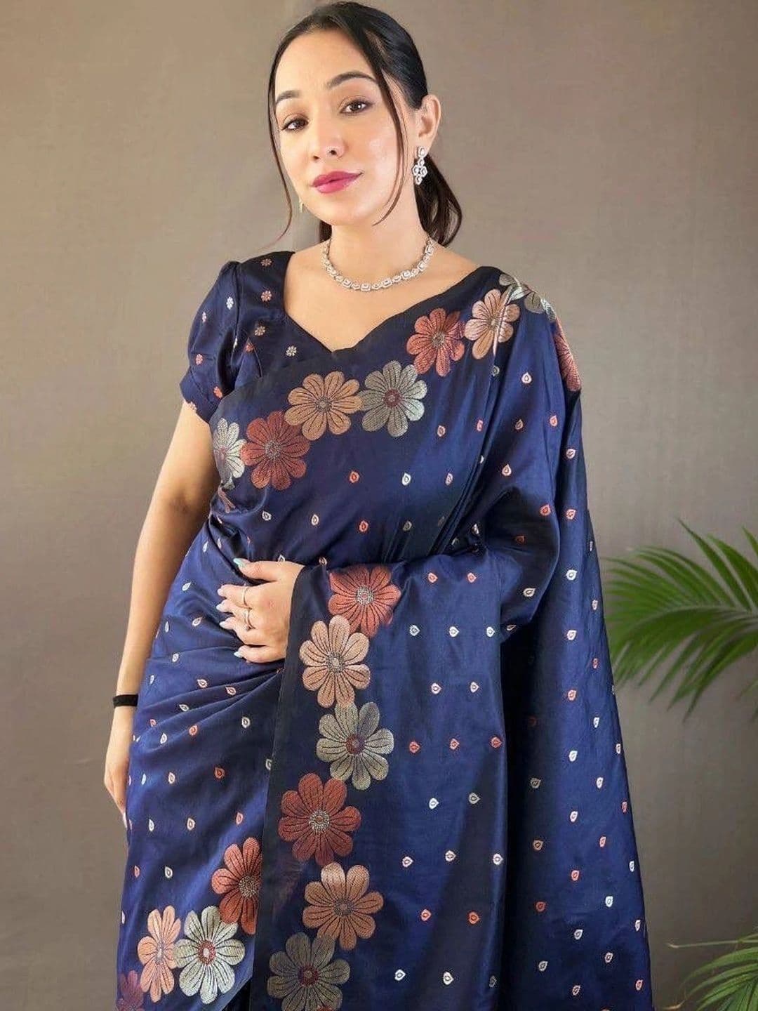 PAZVADI Floral Zari Silk Blend Designer Kanjeevaram Saree thumbnail 4