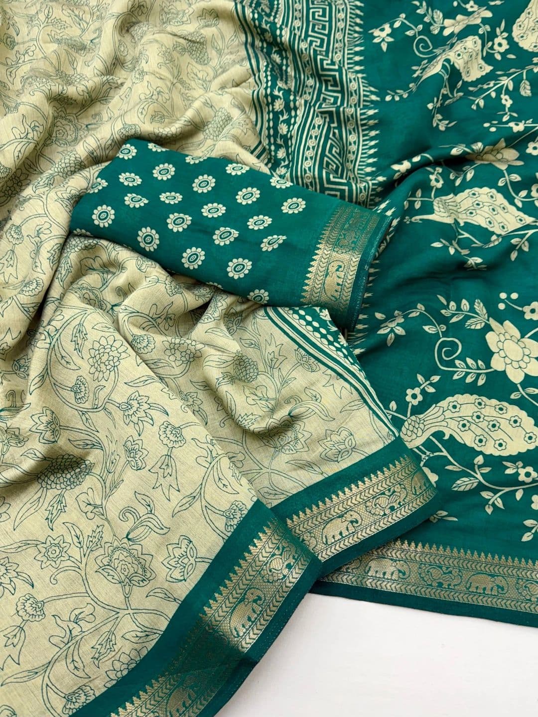 NARIVESH TRENDS Floral Saree thumbnail 2