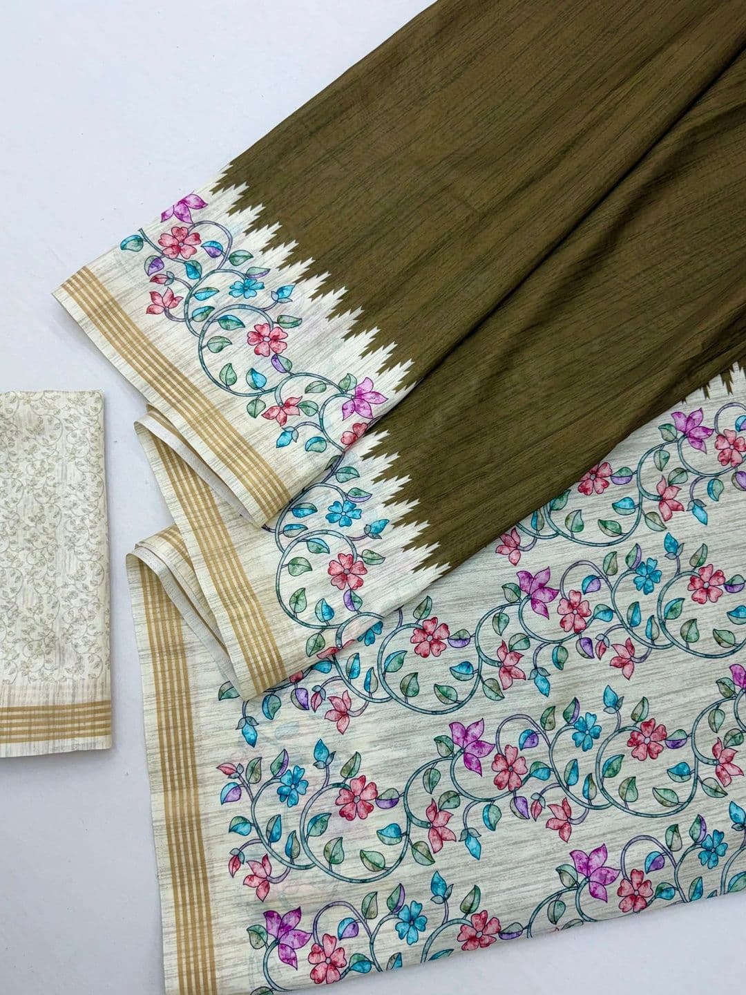 NARIVESH TRENDS Art Silk Saree thumbnail 3