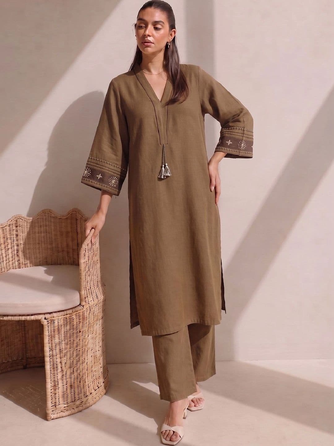 Varanga Women Ethnic Motifs Embroidered Regular Thread Work Kurta with Trousers - view 1