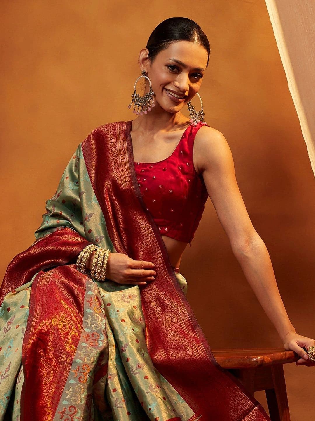 Garden Vareli Woven Design Zari Art Silk Saree thumbnail 6