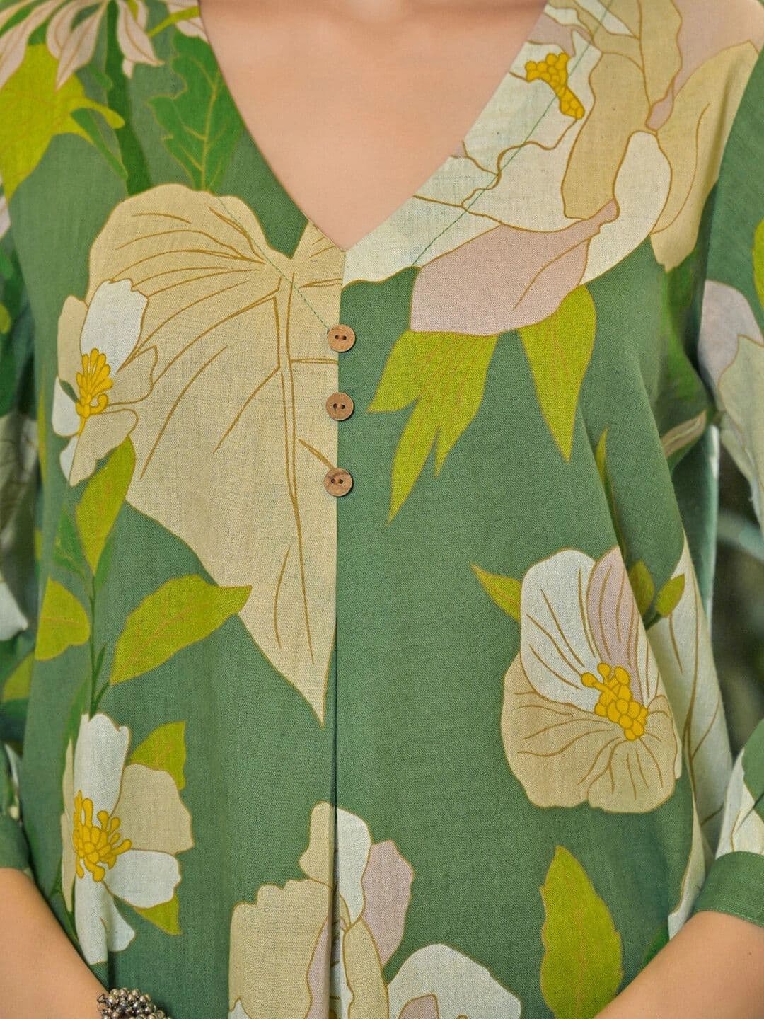 Sangria Women Floral Printed Regular Kurta with Trousers thumbnail 6