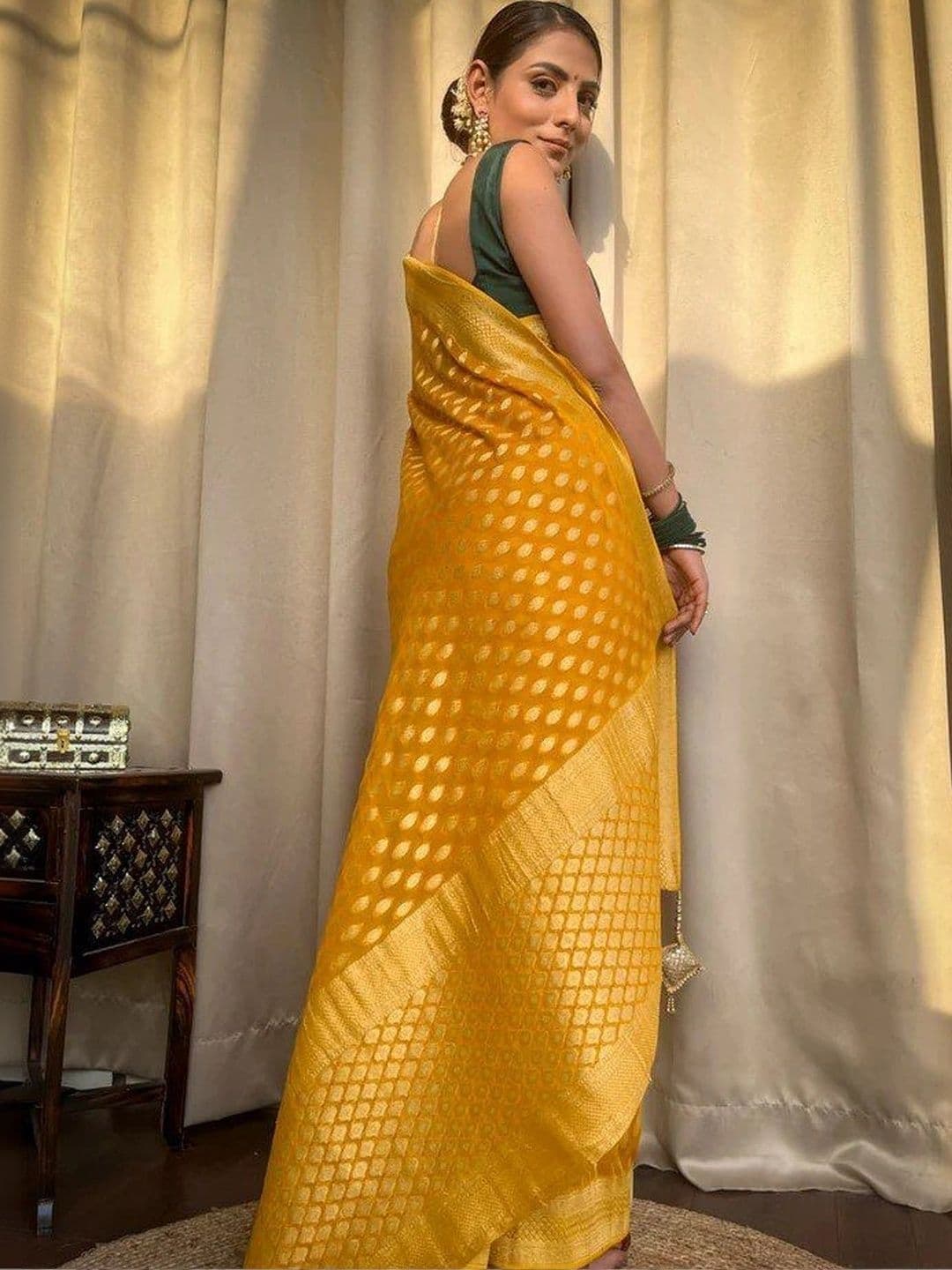 MARUTI VASTRAM Woven Design Zari Art Silk Banarasi Saree thumbnail 5