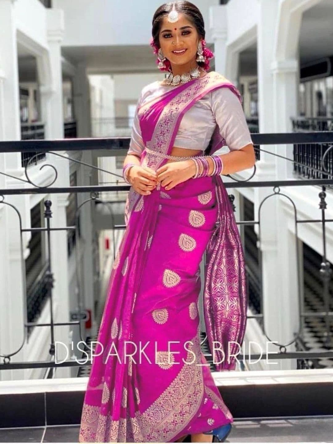 Zoomera Woven Design Zari Art Silk Banarasi Saree thumbnail 4
