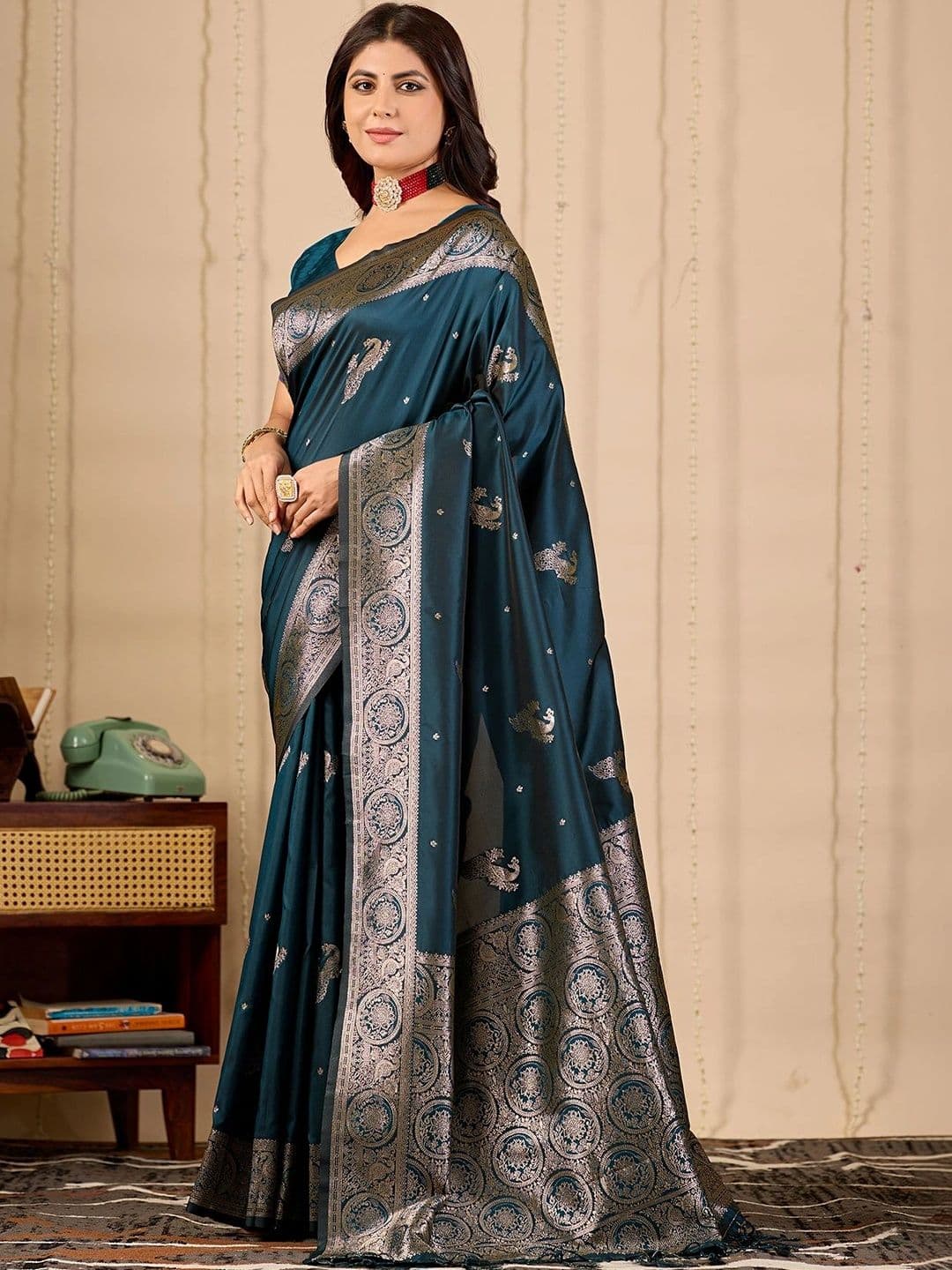 FABRINO Woven Design Zari Banarasi Saree thumbnail 3