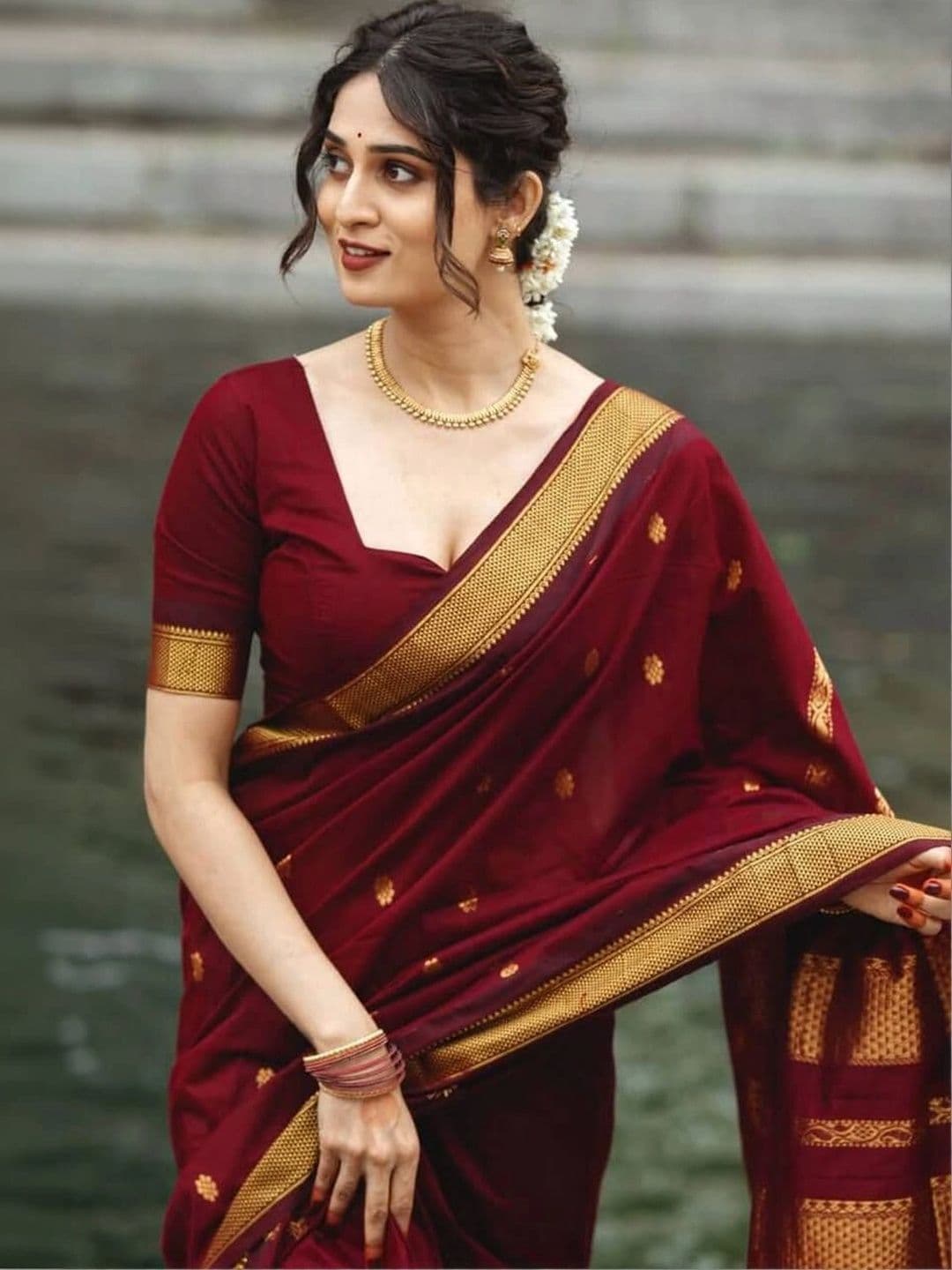 Zoomera Woven Design Zari Art Silk Banarasi Saree thumbnail 3