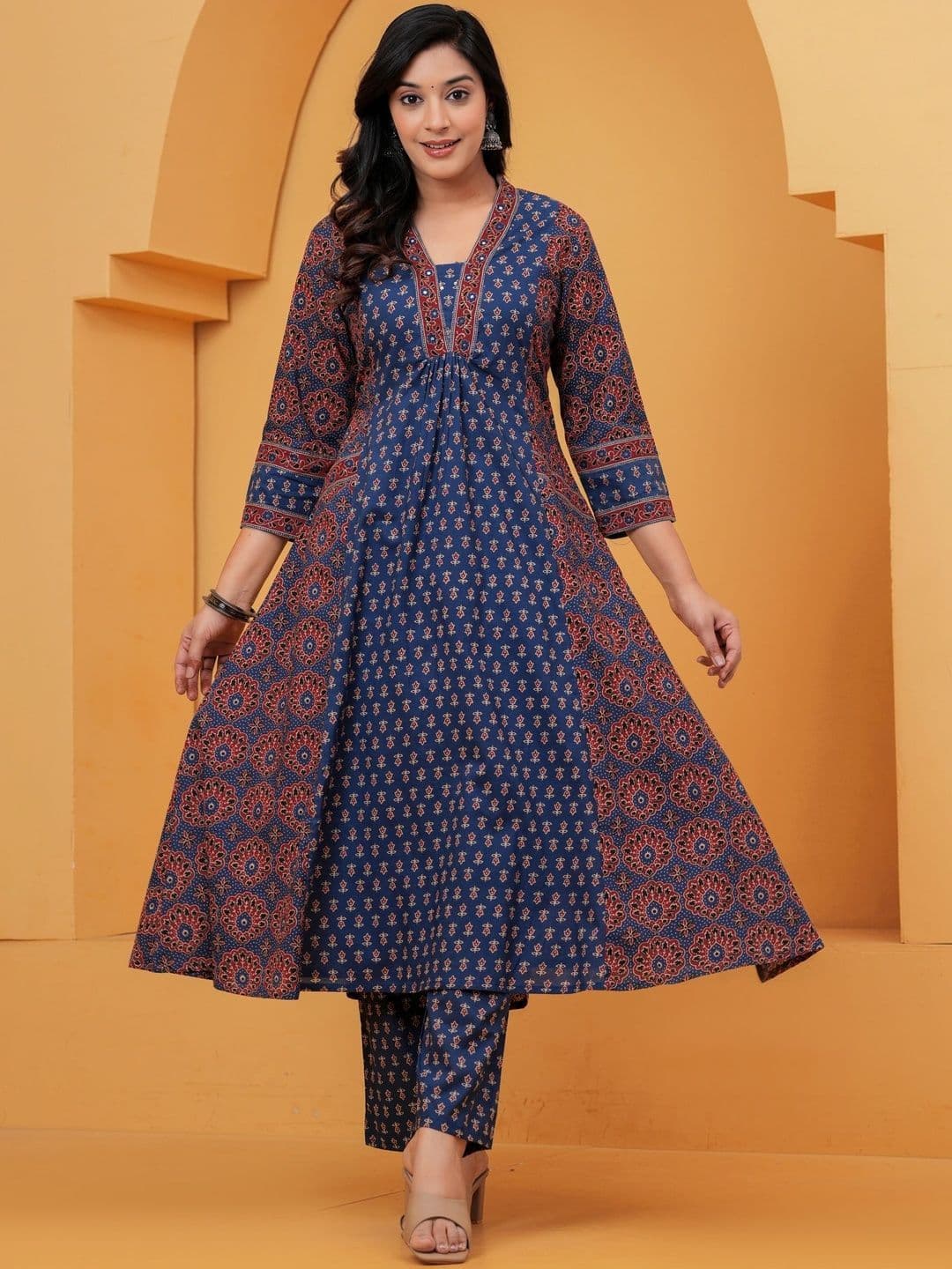 JAIPUR SARAI Women Printed Regular Pure Cotton Kurta with Trousers & With Dupatta thumbnail 2