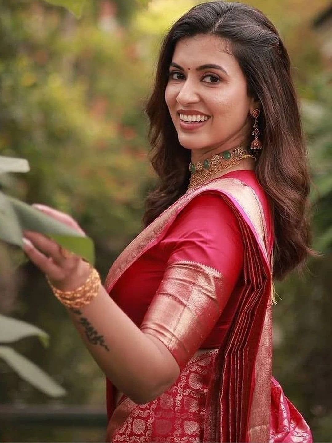 Zoomera Woven Design Zari Art Silk Banarasi Saree thumbnail 5
