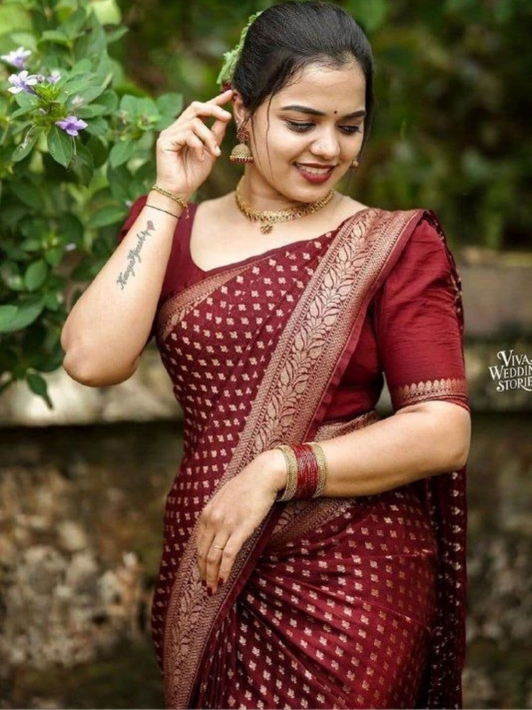 Zoomera Woven Design Zari Art Silk Banarasi Saree thumbnail 2