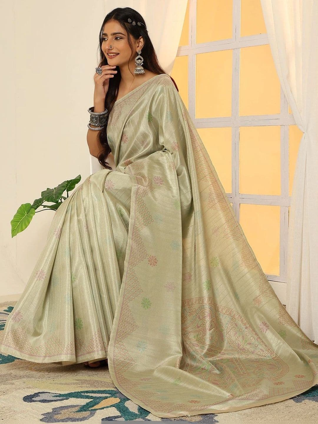 Garden Vareli Ethnic Motifs Embroidered Pure Linen Saree thumbnail 4