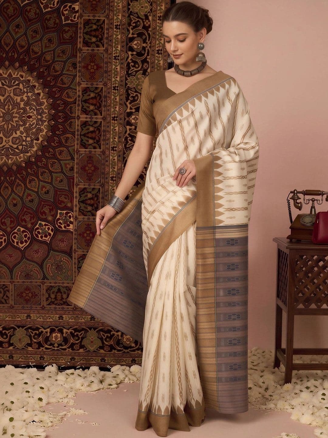 Anouk Ethnic Motifs Silk Blend Designer Ikat Saree thumbnail 4