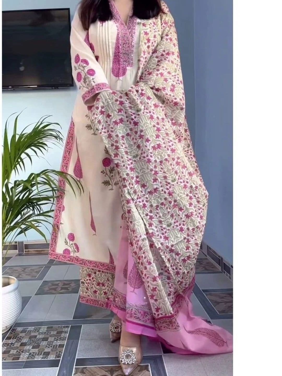 MARIONETTEFASHION Women Floral Printed Regular Pure Cotton Kurta with Trousers & With Dupatta thumbnail 2