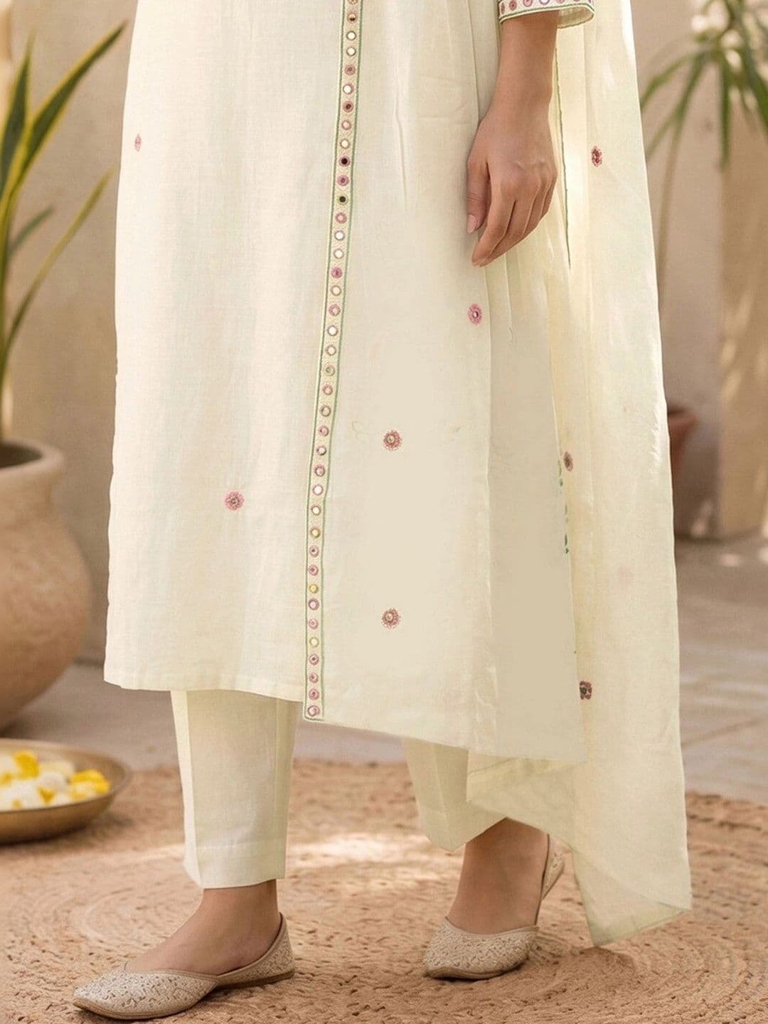 SKYLEE Women Floral Embroidered Regular Thread Work Pure Cotton Kurta with Trousers & With Dupatta thumbnail 3
