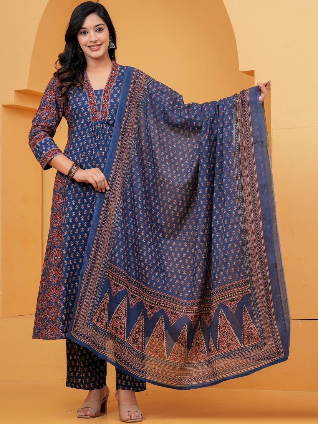 JAIPUR SARAI Women Printed Regular Pure Cotton Kurta with Trousers & With Dupatta thumbnail 3