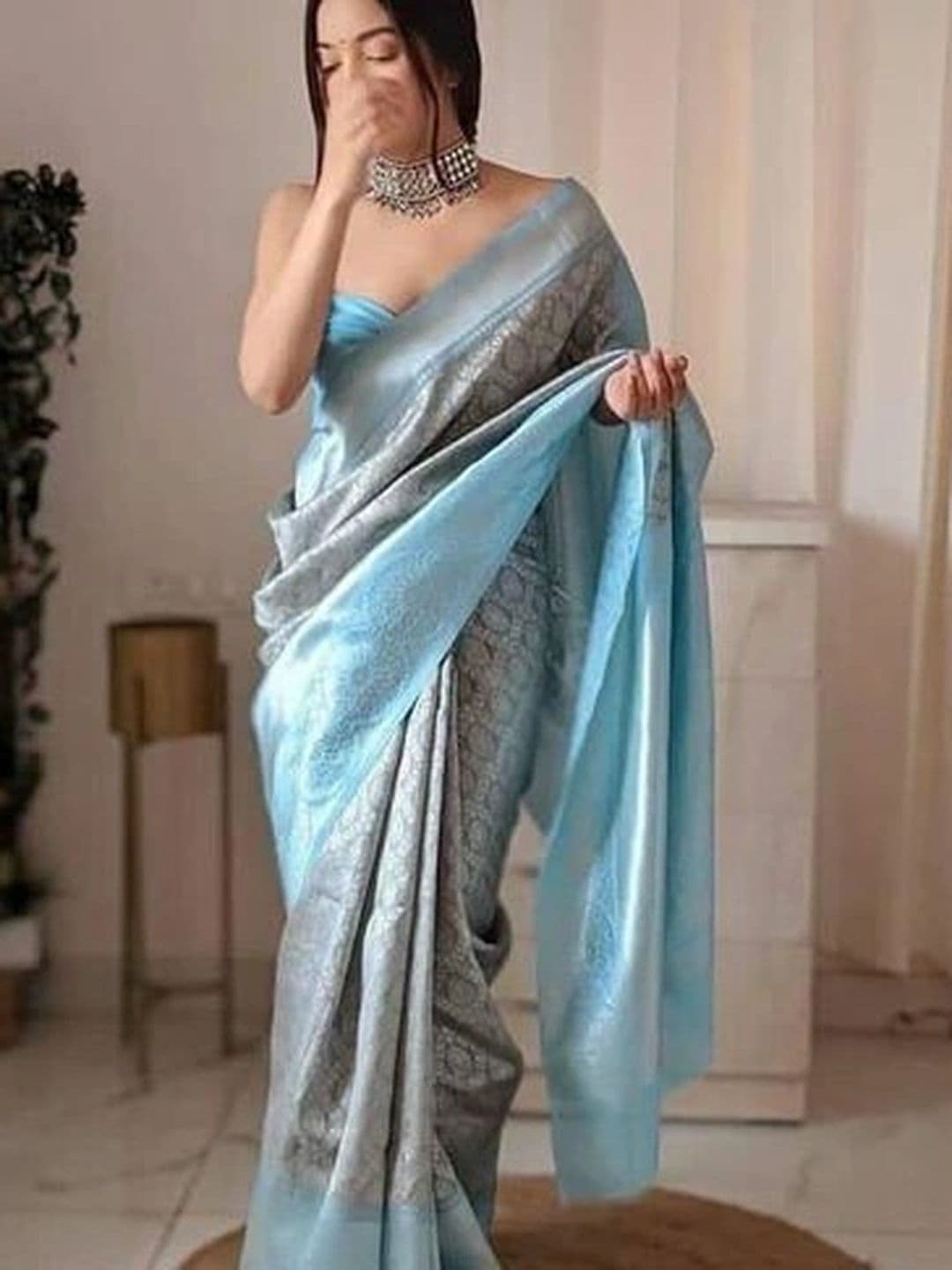 Zoomera Woven Design Zari Art Silk Banarasi Saree thumbnail 5
