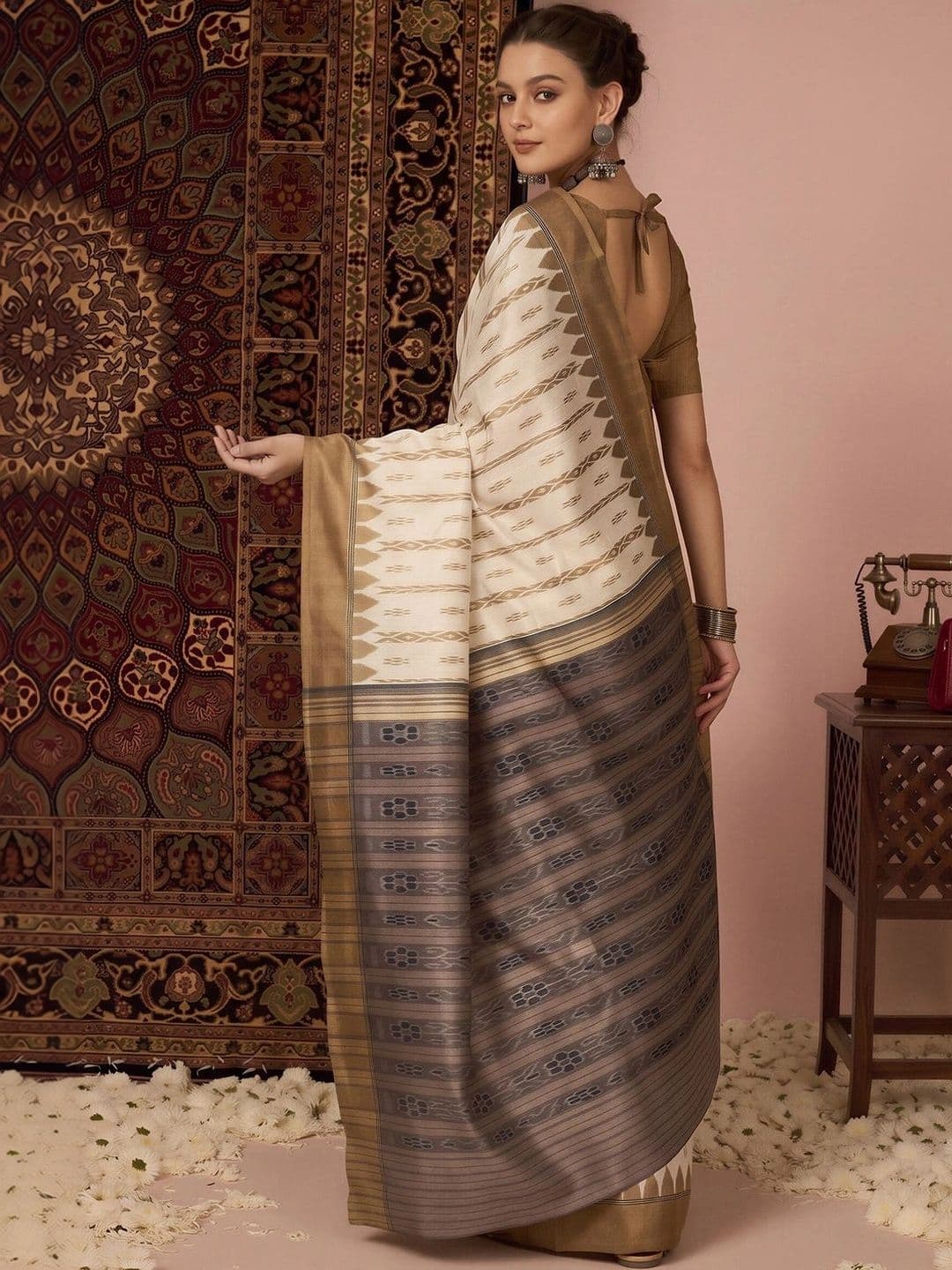 Anouk Ethnic Motifs Silk Blend Designer Ikat Saree thumbnail 5