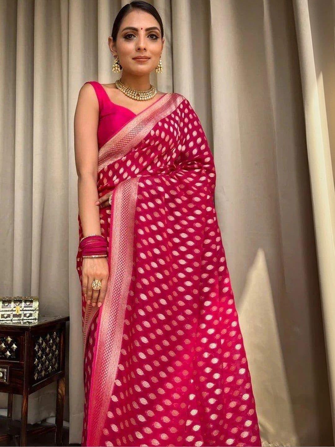 MARUTI VASTRAM Woven Design Zari Art Silk Banarasi Saree thumbnail 4