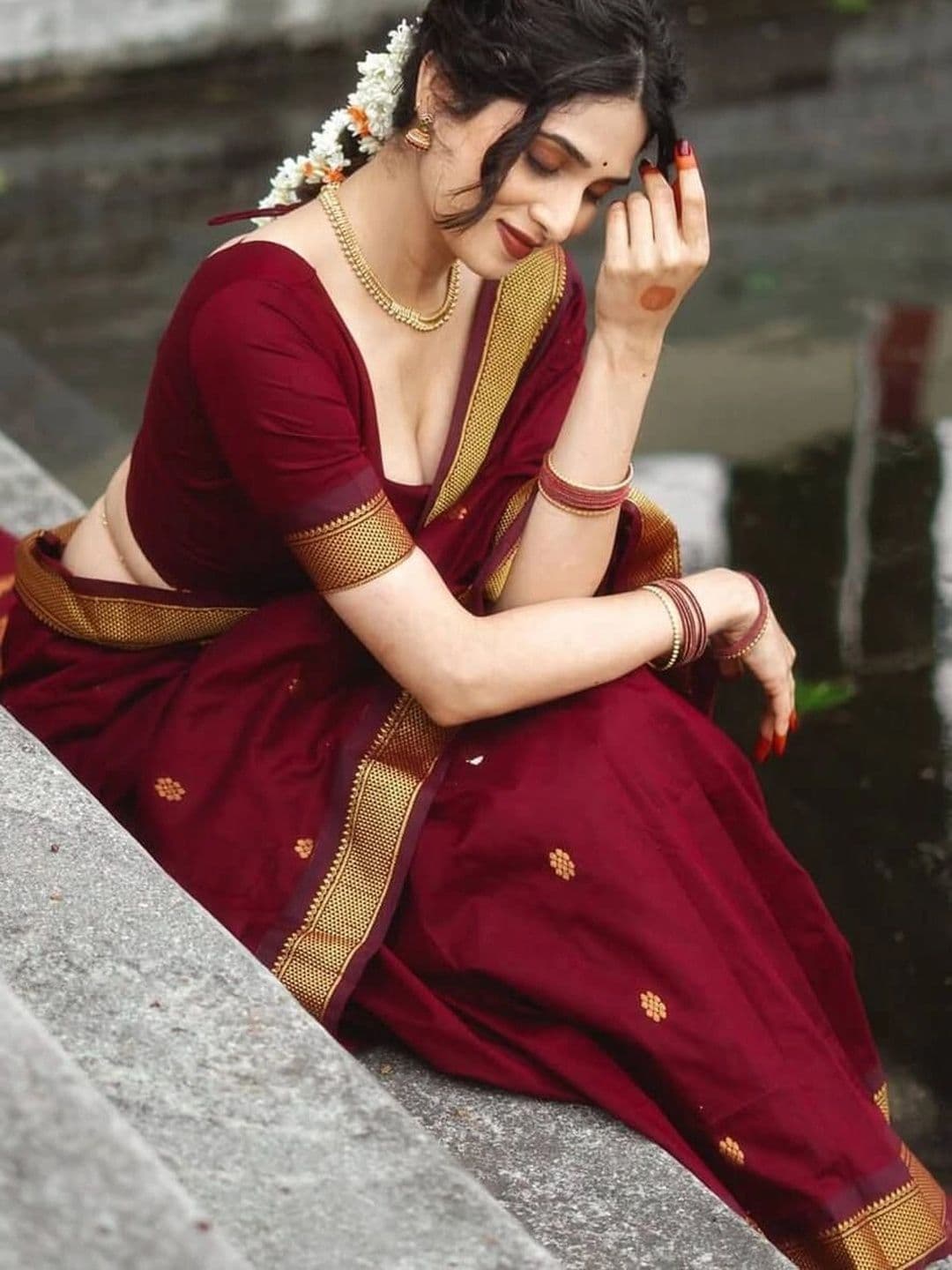 Zoomera Woven Design Zari Art Silk Banarasi Saree thumbnail 4