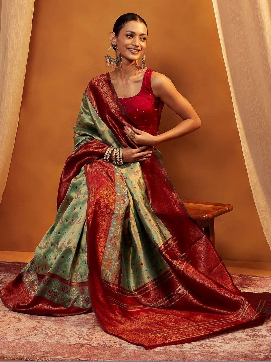 Garden Vareli Woven Design Zari Art Silk Saree thumbnail 4