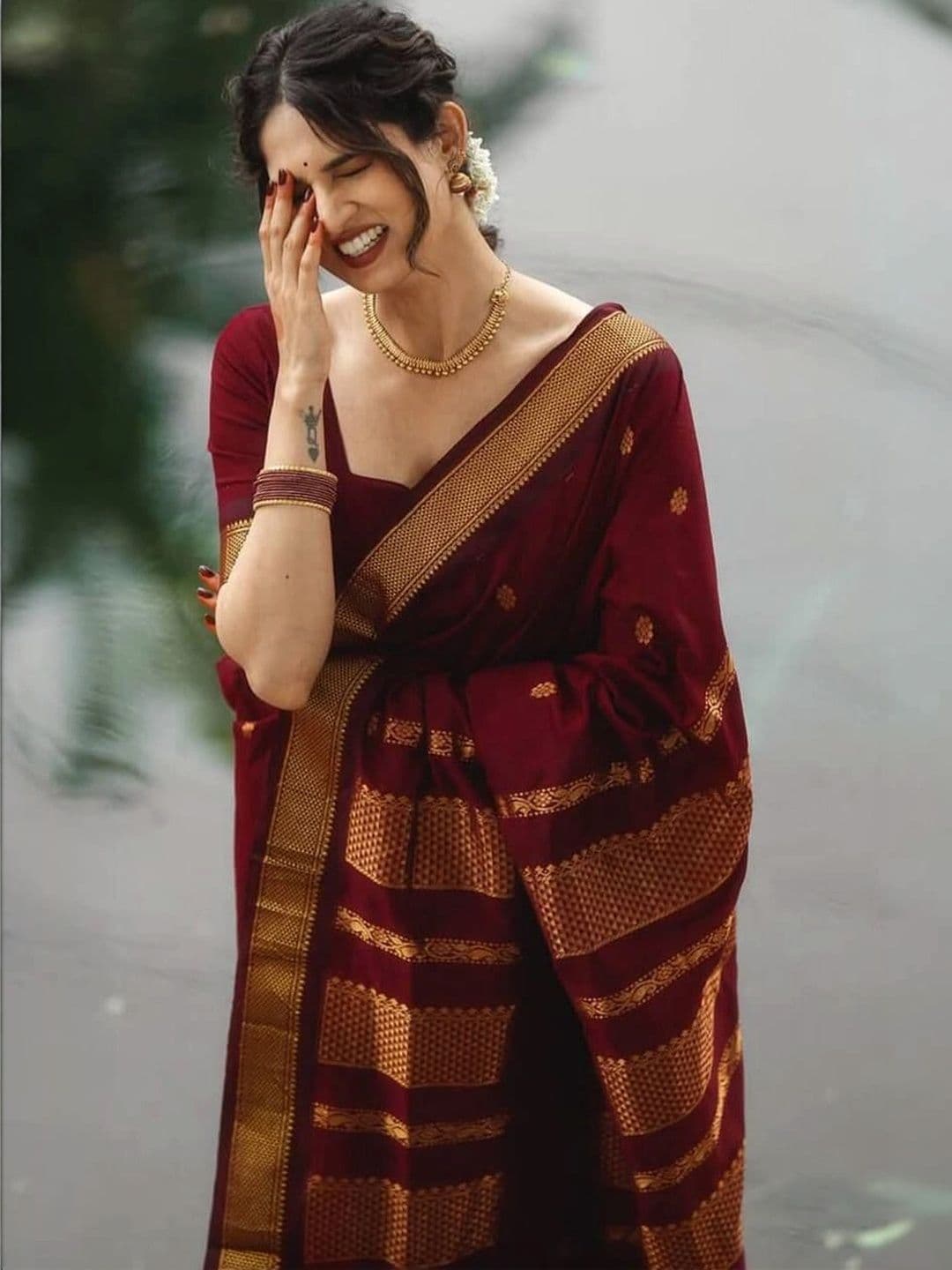 Zoomera Woven Design Zari Art Silk Banarasi Saree thumbnail 5