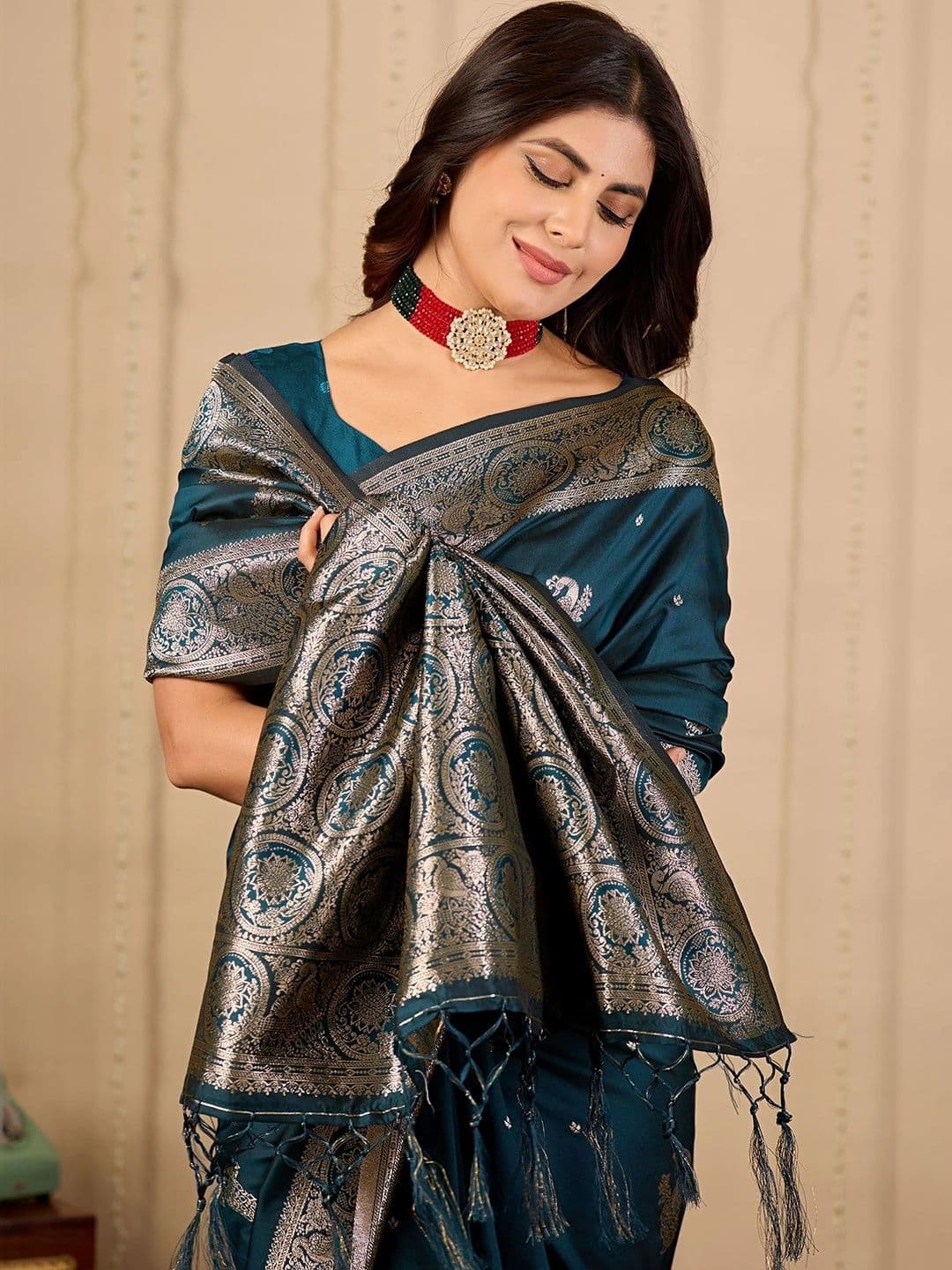 FABRINO Woven Design Zari Banarasi Saree thumbnail 4