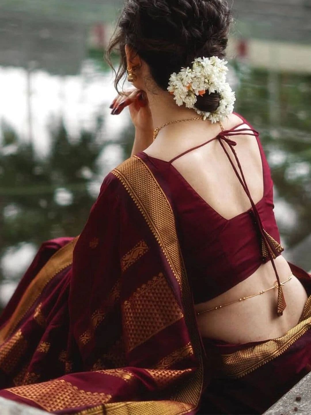 Zoomera Woven Design Zari Art Silk Banarasi Saree thumbnail 2