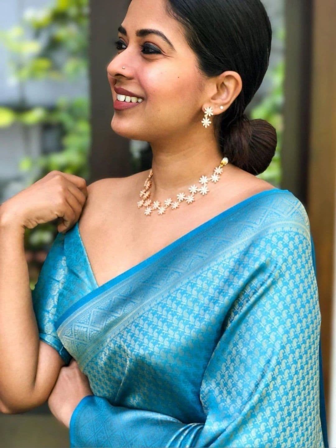 Zoomera Woven Design Zari Art Silk Banarasi Saree thumbnail 6