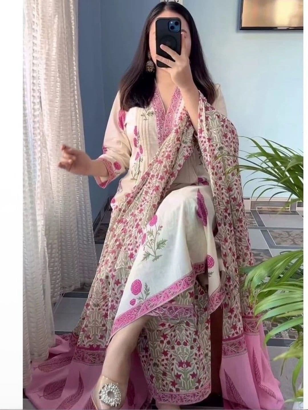 MARIONETTEFASHION Women Floral Printed Regular Pure Cotton Kurta with Trousers & With Dupatta thumbnail 3