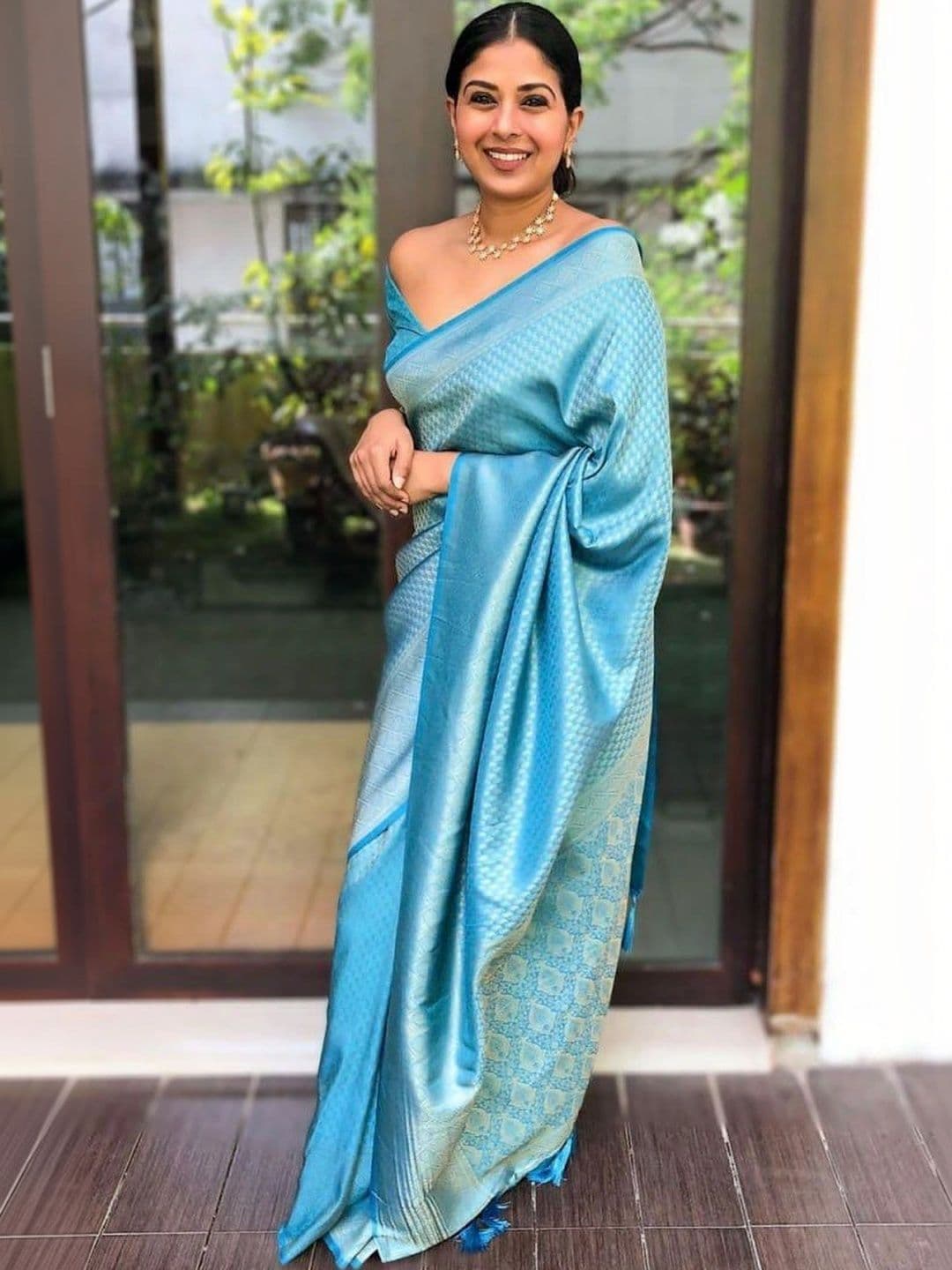 Zoomera Woven Design Zari Art Silk Banarasi Saree thumbnail 2