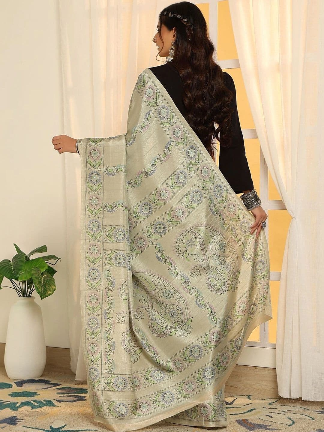 Garden Vareli Women Ethnic Motifs Embroidered Pure Linen Saree thumbnail 4