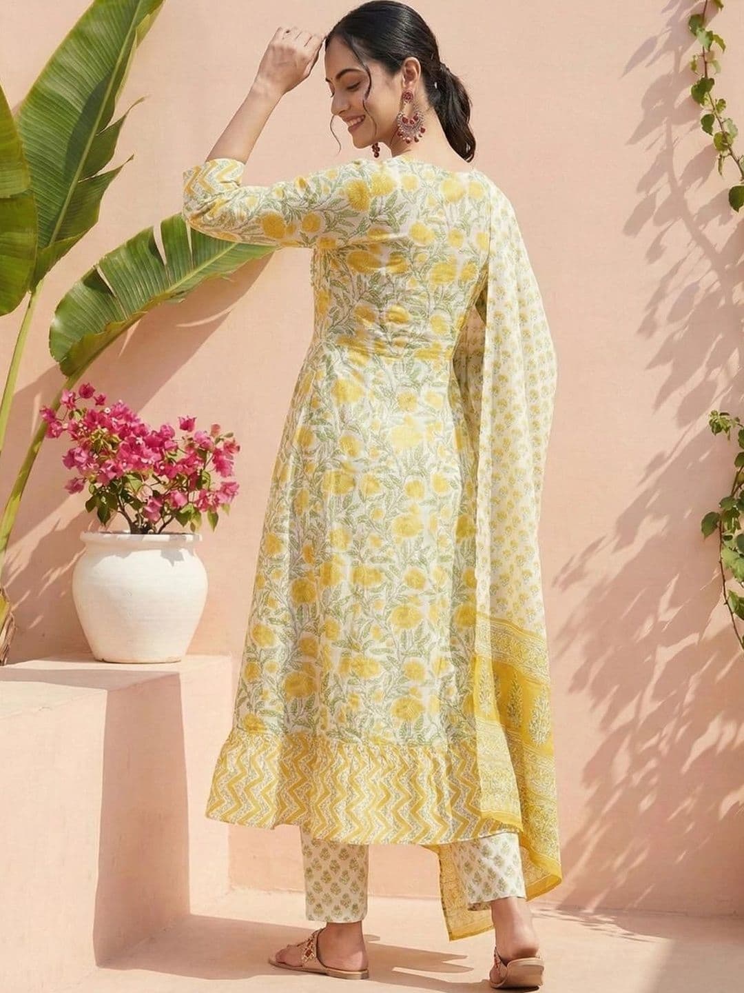 SHRI VANYA CREATION Women Floral Printed Empire Pure Cotton Kurta with Trousers & With Dupatta thumbnail 4