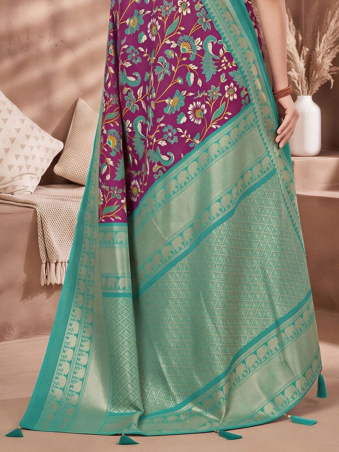 Anouk Paisley Zari Designer Saree thumbnail 3