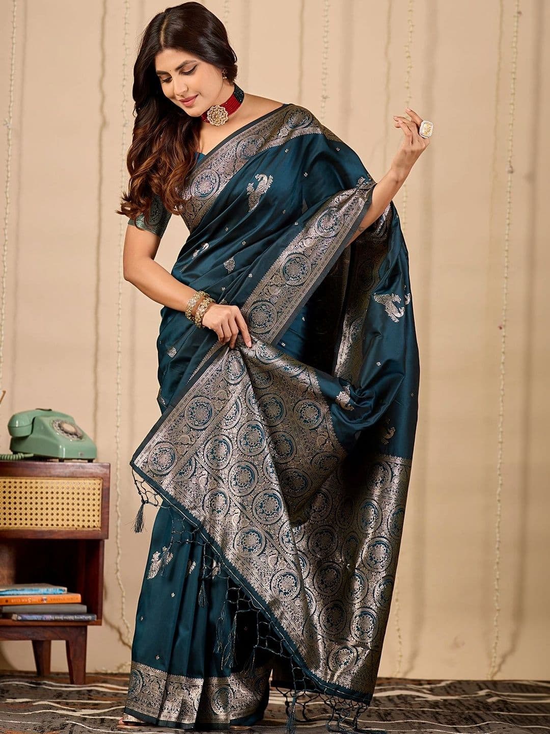 FABRINO Woven Design Zari Banarasi Saree thumbnail 7