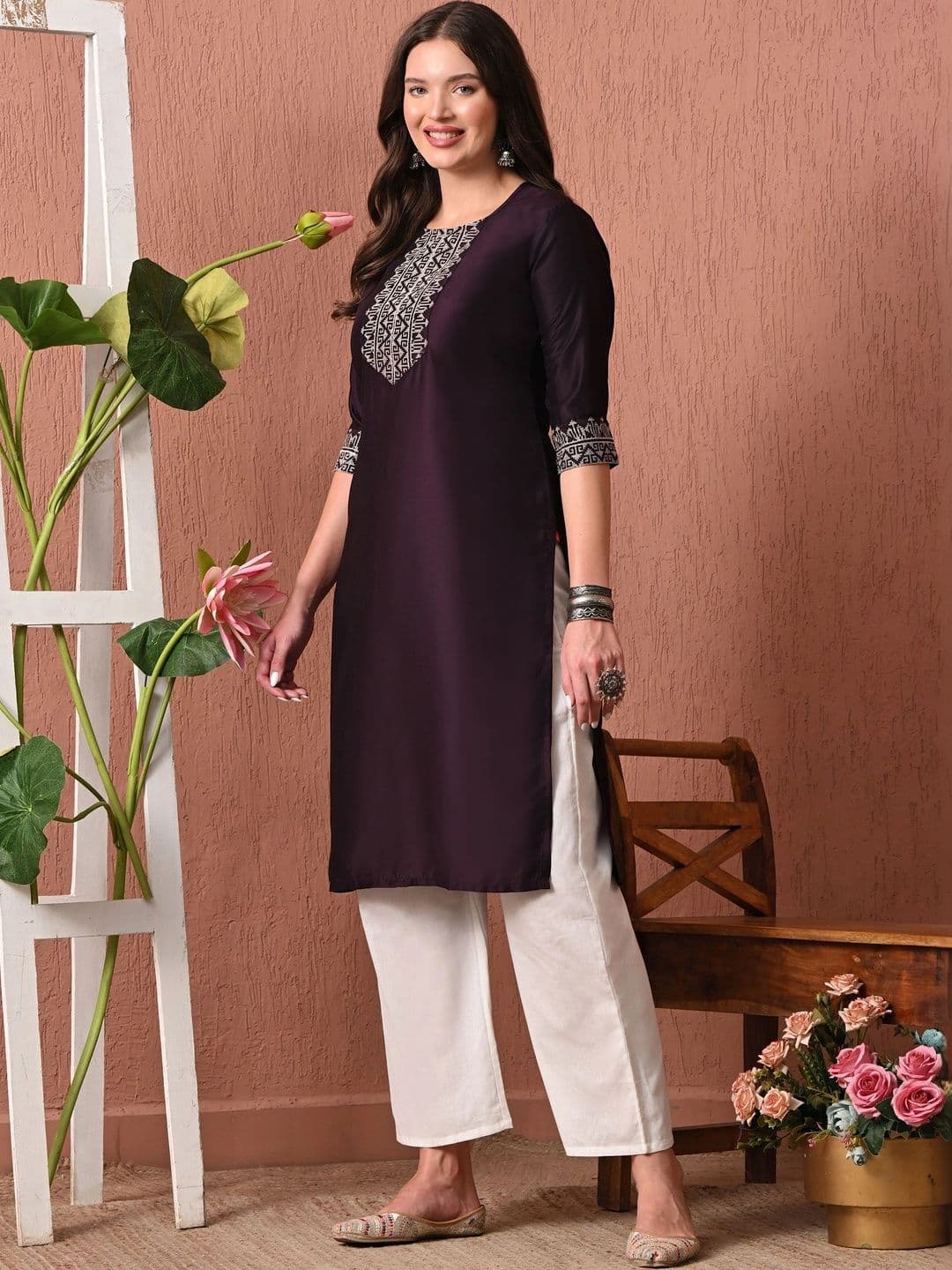 Sangria Women Embroidered Thread Work Kurta thumbnail 6