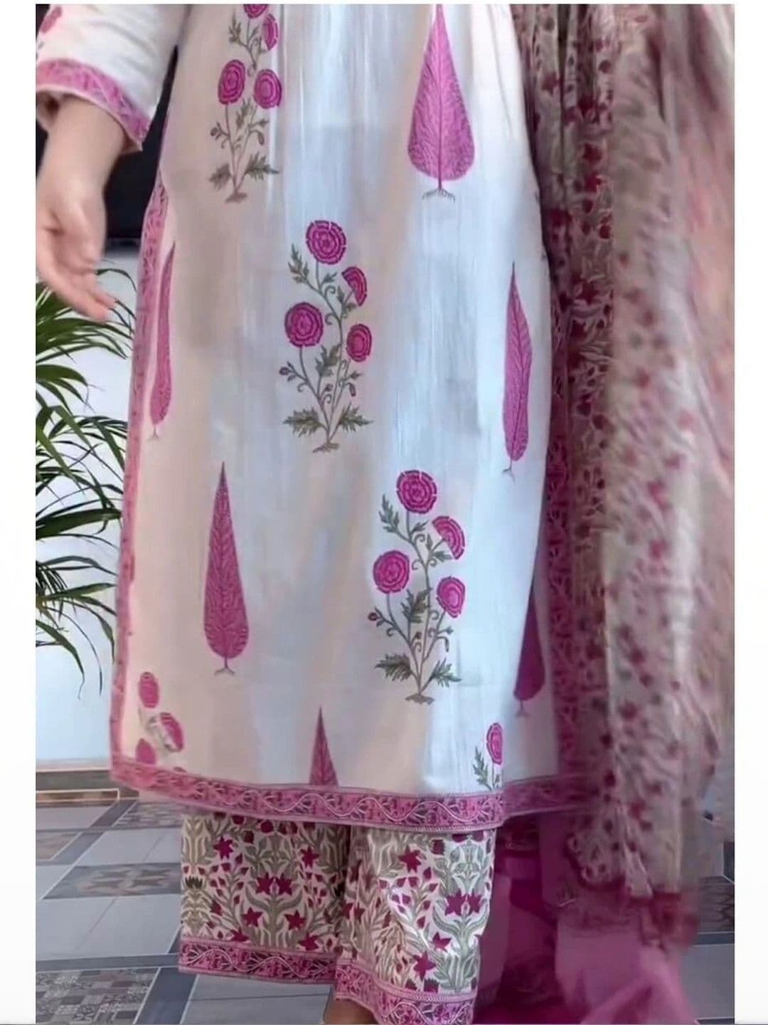 MARIONETTEFASHION Women Floral Printed Regular Pure Cotton Kurta with Trousers & With Dupatta thumbnail 4