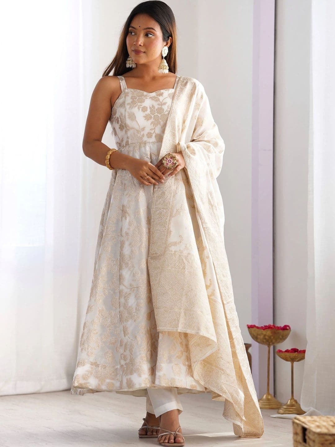 VastraBazaar Women Floral Regular Kurta with Trousers & With Dupatta thumbnail 2