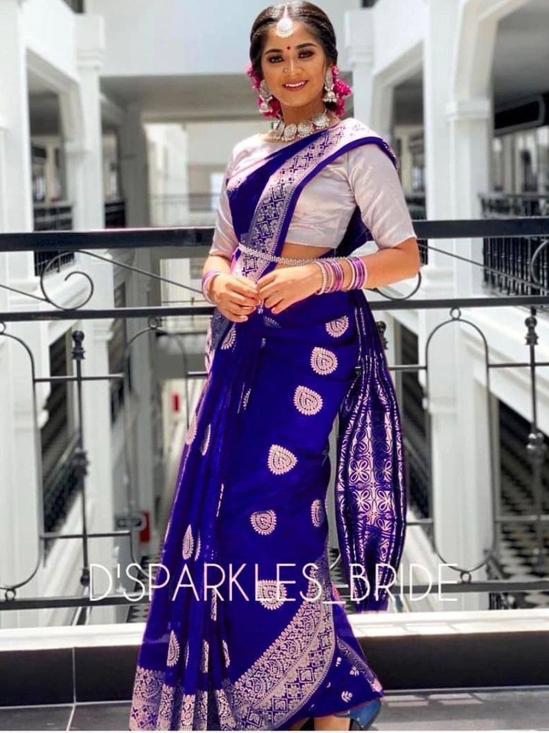 Zoomera Woven Design Zari Art Silk Banarasi Saree thumbnail 3