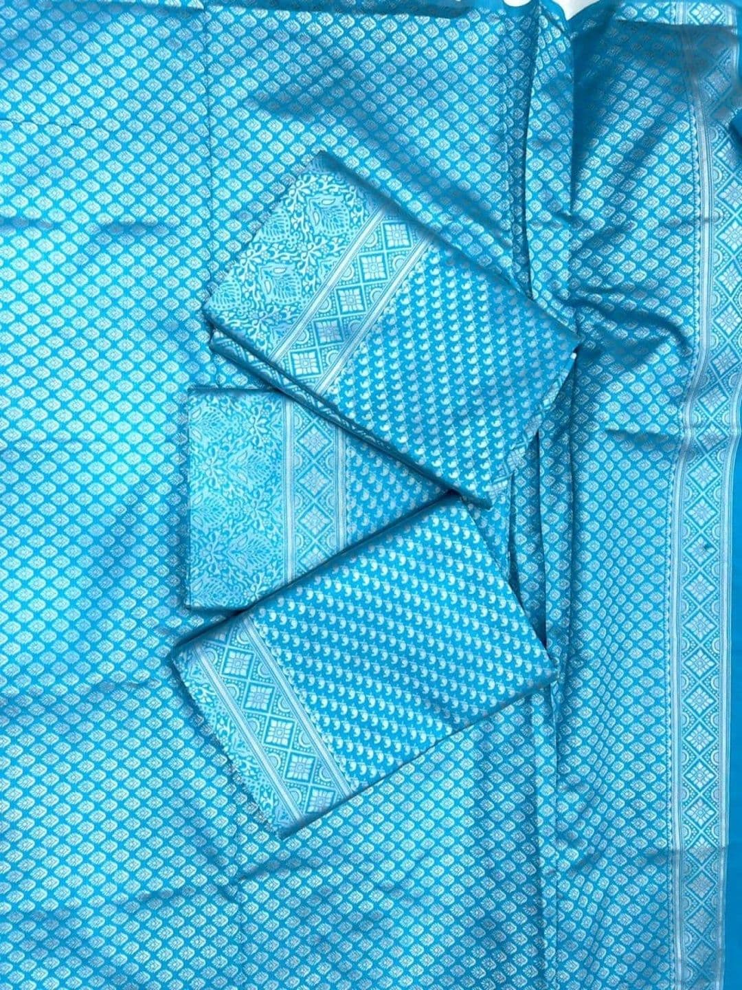 Zoomera Woven Design Zari Art Silk Banarasi Saree thumbnail 3