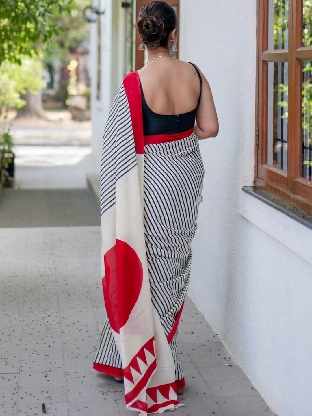 RUTVA FASHION Striped Zari Linen Blend Saree thumbnail 3