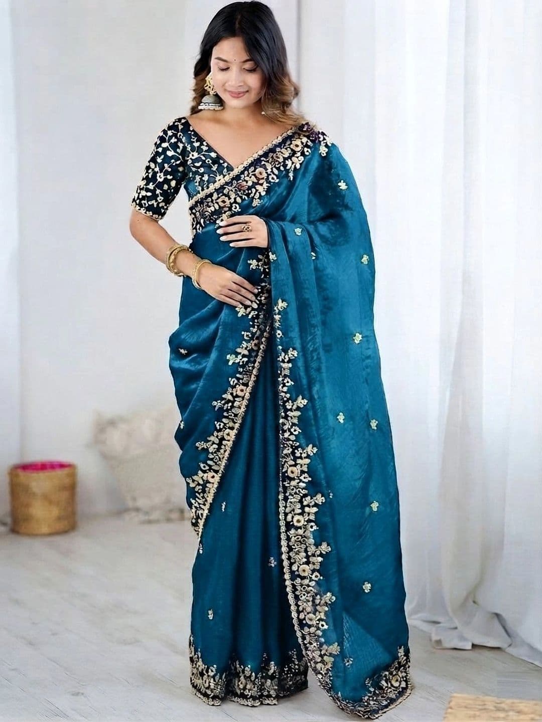 DIVASTRI Floral Zari Art Silk Heavy Work Saree thumbnail 3