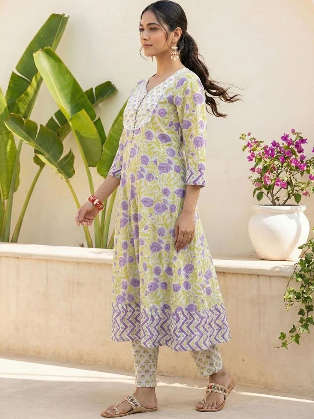 SHRI VANYA CREATION Women Floral Printed Regular Pure Cotton Kurta with Trousers & With Dupatta thumbnail 2