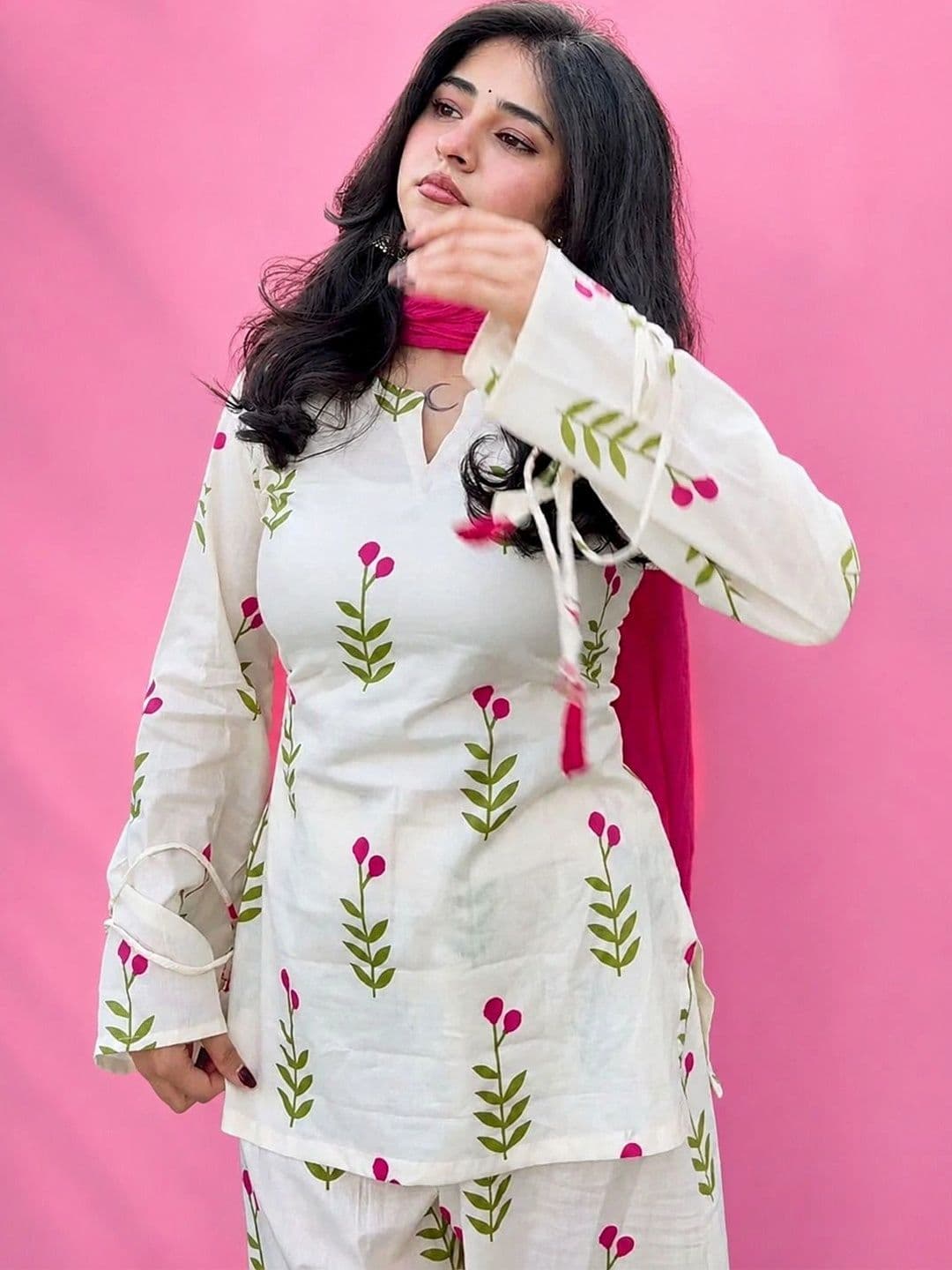 Shrivani Women Floral Printed Regular Pure Cotton Kurta with Palazzos & With Dupatta thumbnail 5
