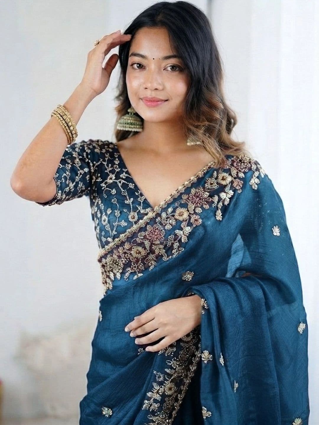 DIVASTRI Floral Zari Art Silk Heavy Work Saree thumbnail 2